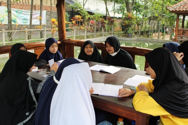 Pembiasaan Bahasa Asing - SMP Bina Insan Boarding School